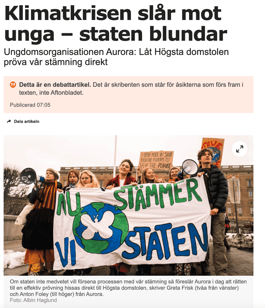 Screenshot på en debattartikel i Aftonbladet. Rubriken är "Klimatkrisen slår mot unga – staten blundar" och underrubriken "Ungdomsorganisationen Aurora: Låt Högsta domstolen pröva vår stämning direkt". Bilden föreställer Auroraungdomar med en banderoll.